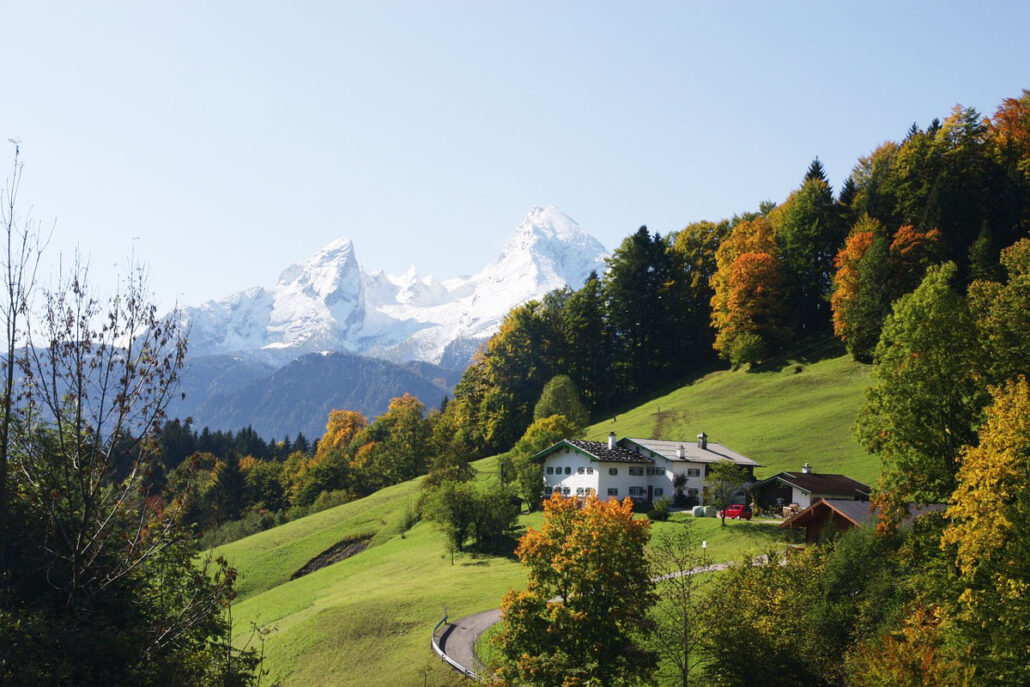 Blick ins Berchtesgadener Land mit schneebedeckten Bergen im Hintergrund