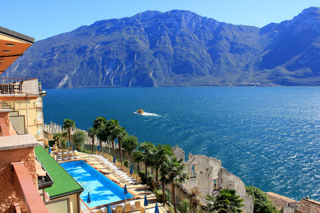 Blick auf den Gardasee und Berge