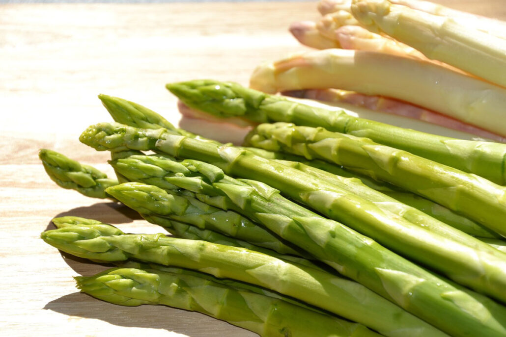 Grüner und weißer Spargel