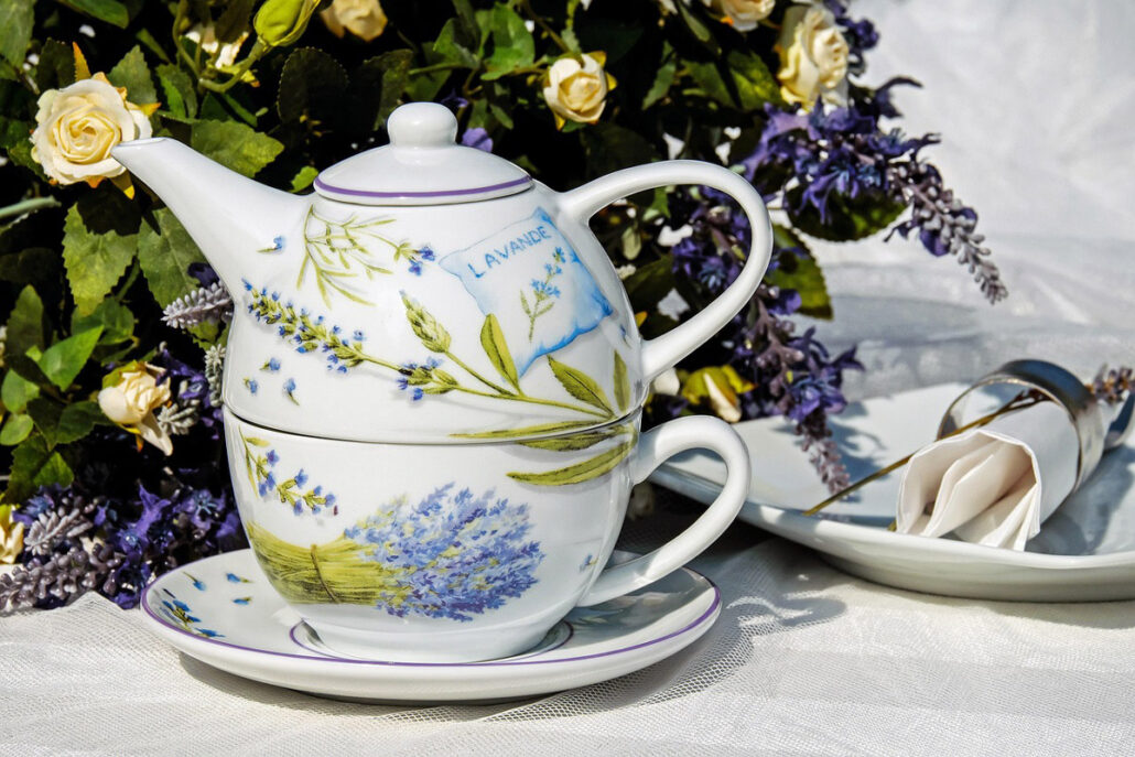 Teetasse mit Blumen im Hintergrund