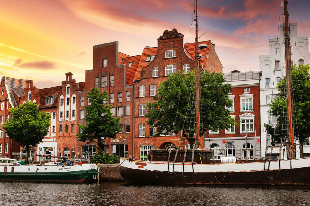 Wasser, zwei Boote und Häuserfronten in Lünbeck